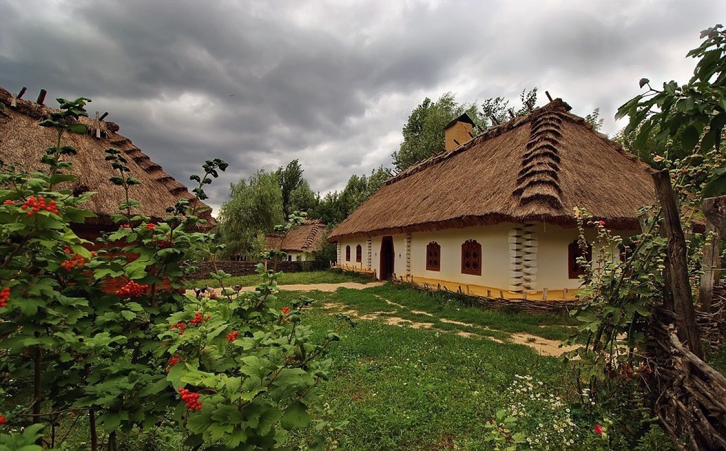 Украинские деревни. Мамаева Слобода Киев. Украинская хата Мазанка. Украинская деревня Хутор. Хутор Богдана Хмельницкого.